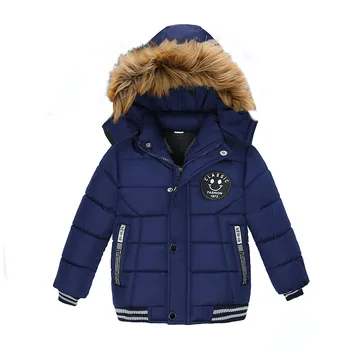Новая детская куртка с капюшоном на хлопковой подкладке для младших детей, зимнее утолщенное хлопковое пальто средней длины для мальчиков с принтом и волосяным воротником